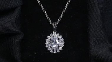 Parlak elmas kolyesi olan bir kolye..