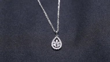 Parlak elmas kolyesi olan bir kolye..