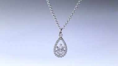 Parlak elmas kolyesi olan bir kolye..