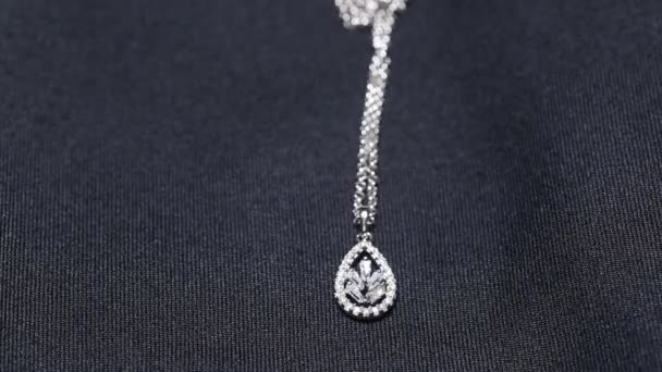 Ett halsband med en vacker lysande diamant hänge. — Stockvideo