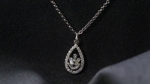 Egy nyaklánc egy gyönyörű csillogó gyémánt medállal.. — Stock videók