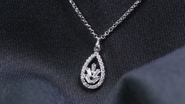 Eine Halskette mit einem schönen, glänzenden Diamanten-Anhänger. — Stockvideo