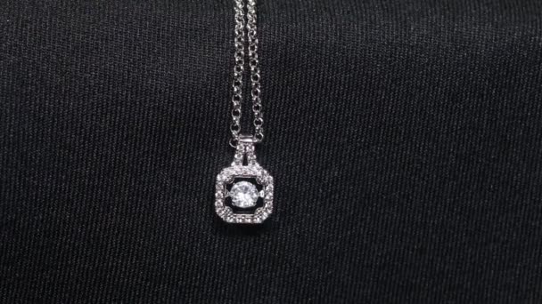 Un collier avec un magnifique pendentif en diamant brillant. — Video