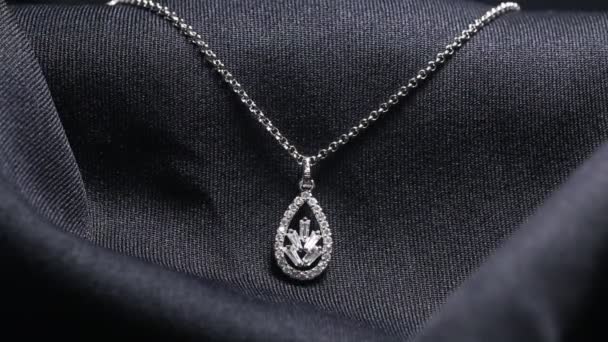 Un collar con un hermoso colgante de diamantes brillante — Vídeo de stock
