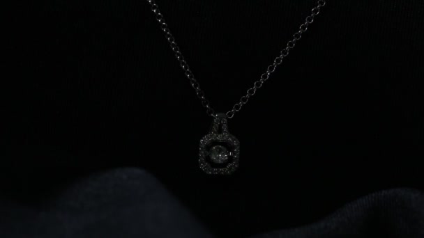 Ожерелье с бриллиантовым кулоном — стоковое видео