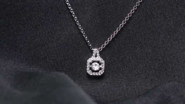 Ett halsband med en vacker lysande diamant hänge — Stockvideo