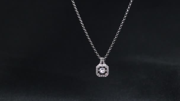 A necklace with a beautiful shining diamond pendant. — Stock Video