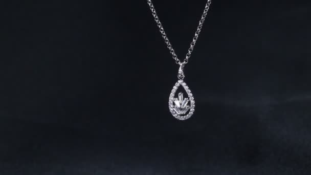 Un collar con un hermoso colgante de diamantes brillante. — Vídeo de stock