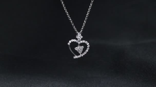 Een ketting met een prachtige glanzende diamanten hanger. — Stockvideo