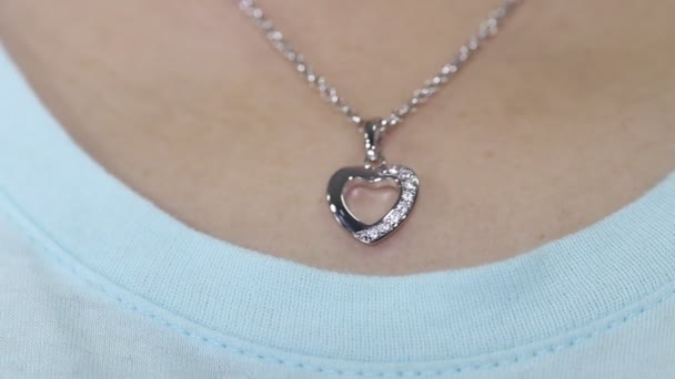 Un collar con un hermoso colgante de diamantes brillante. — Vídeo de stock