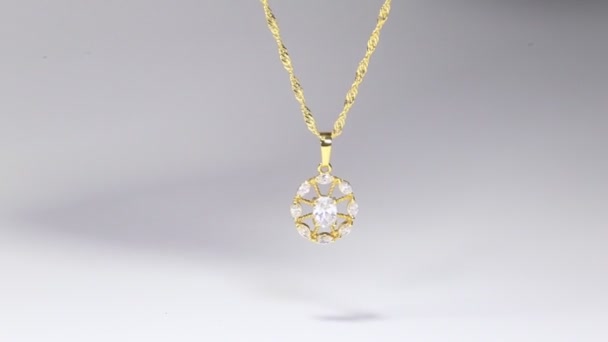 En halskæde med en smuk lysende diamant vedhæng. – Stock-video