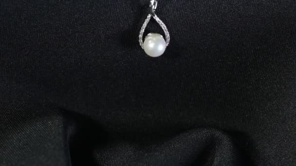 Necklace with pearl and diamond pendant — Stock Video