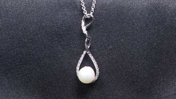 Collana con ciondolo di perle e diamanti — Video Stock