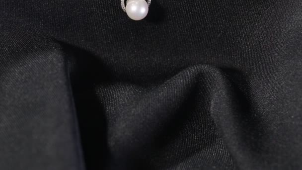 Kalung dengan mutiara dan liontin berlian — Stok Video