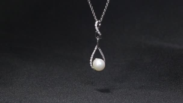 Collier avec perle et pendentif en diamant — Video