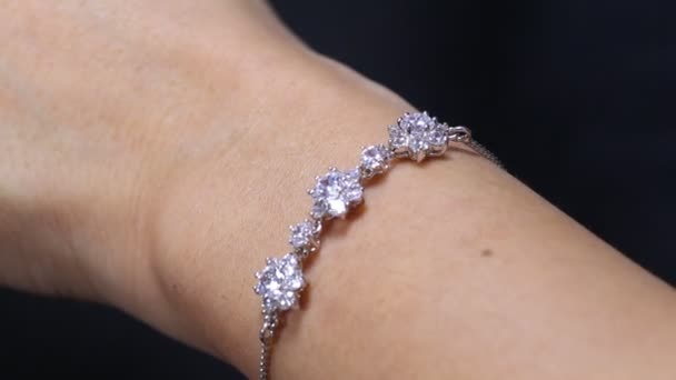 Blomma formade diamant armband — Stockvideo