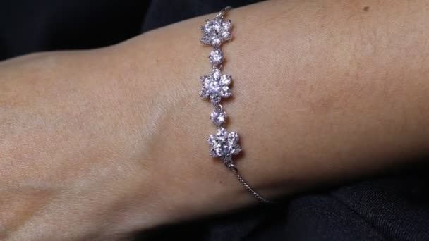 Bloemvormige diamanten armband — Stockvideo