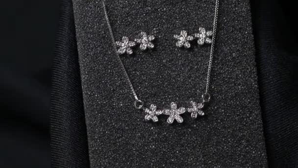 Flor en forma de collar de diamantes — Vídeo de stock