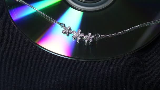 Virág alakú gyémánt nyaklánc — Stock videók