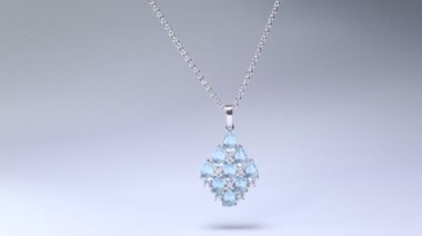 Güzel mavi değerli kolye.