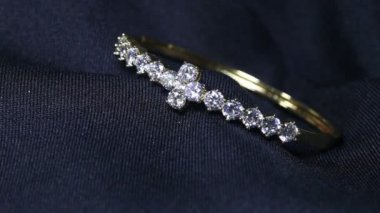 Güzel altın bilezikler siyah arka planda.