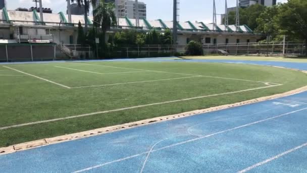 Το γήπεδο ποδοσφαίρου και το μπλε στίβο τρέχει κομμάτι του Σταδίου. Μπανγκόκ, Ταϊλάνδη και 15 Οκτωβρίου 2020 — Αρχείο Βίντεο