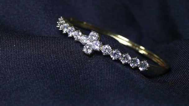 Hermosos brazaletes de diamantes de oro en el fondo negro. — Vídeo de stock