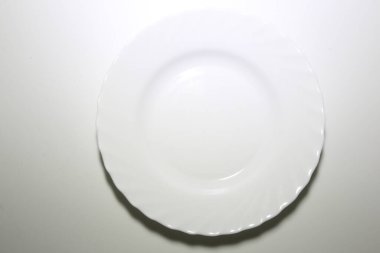 Boş plaka beyaz arkaplanda izole edildi