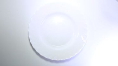 Boş plaka beyaz arkaplanda izole edildi