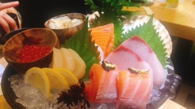 Harika dilimlenmiş çiğ balık çeşitleri.