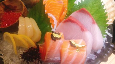 Harika dilimlenmiş çiğ balık çeşitleri.