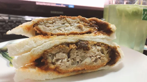 Japon Domuz Pirzolası Kahvaltı Sandviçi.