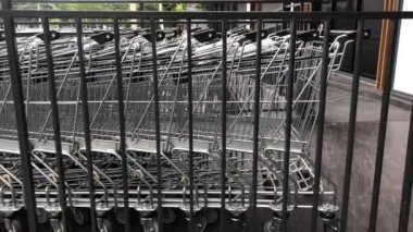 Alışveriş merkezinin yakınında bir sürü alışveriş arabası var.