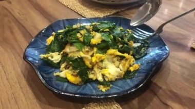 Karıştırılmış Baegu yaprakları yumurta ya da Gnetum gnemon ya da Malindjo, Tayland geleneksel yemek tarzı.