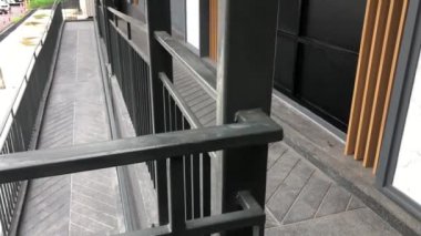 Binanın arka planında tekerlekli sandalye var..