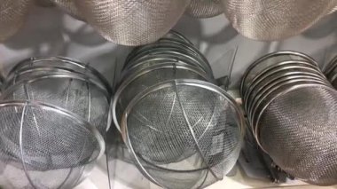 Erişte süzgeci kaynayan bir çorba tenceresine yemek getirmek için kritik önem taşır..