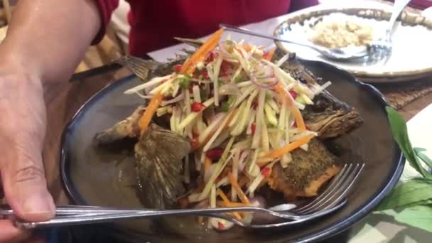 甘い魚のソースで揚げた海草は 木製の背景にスパイスマンゴーサラダで食べる — ストック動画