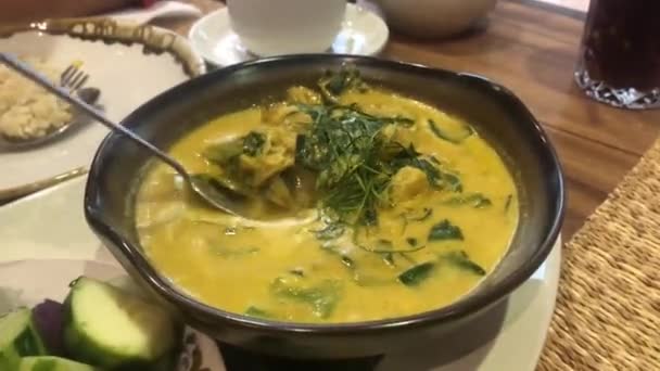 Örtkrabbor Curry Med Wild Betel Leaves Tradional Söder Thailand Matstil — Stockvideo