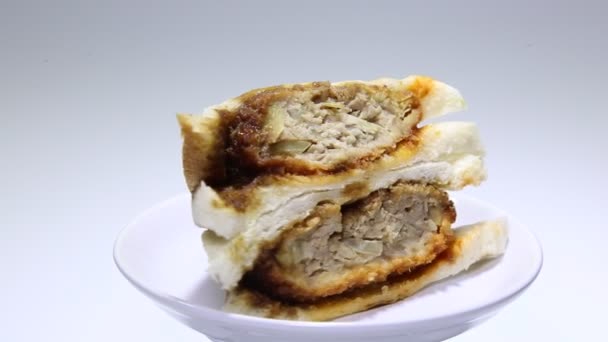 Japonês porco cutlet pequeno-almoço sanduíche. — Vídeo de Stock