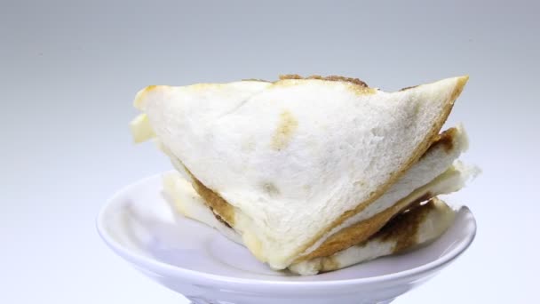 Japonês porco cutlet pequeno-almoço sanduíche. — Vídeo de Stock