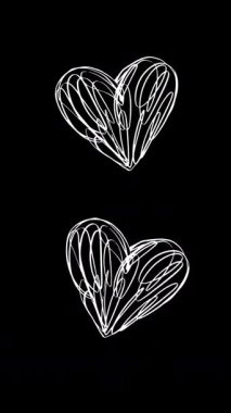 Kara Arkaplanda Dinamik Animasyon Kalp Videosu