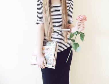 Kız ve Dergiler bir gül