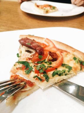 Sosis ile lezzetli pizza