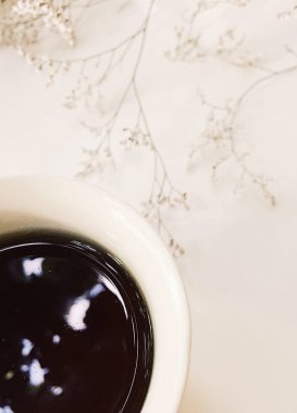 Sabah çiçekler üzerinde kahve