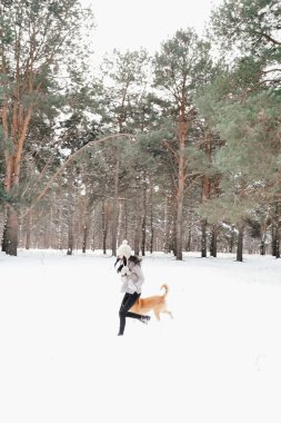 Kış ormanındaki kız