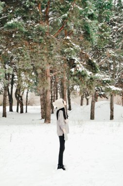 Kış ormanındaki kız
