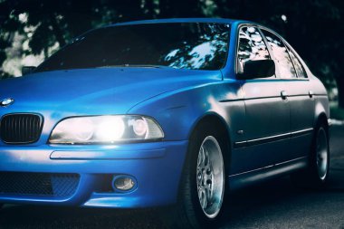 Mavi Bmw araba yolda