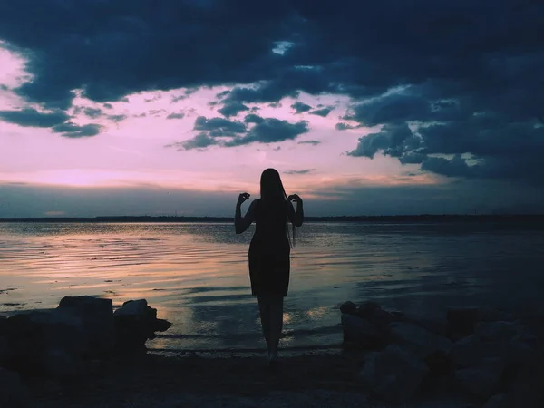 Mutlu yaz günbatımı Nehri üzerinde