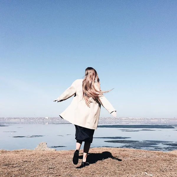 Nehir kenarındaki kız