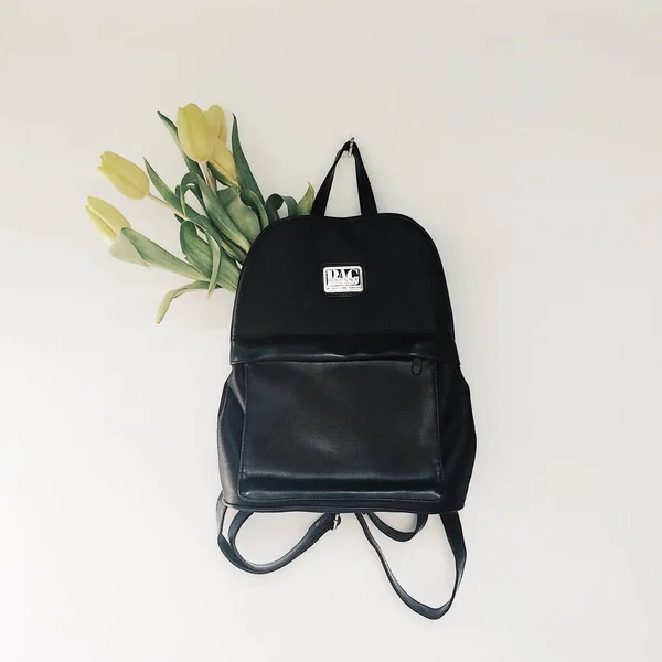 Sırt çantası ve Beyaz Laleler